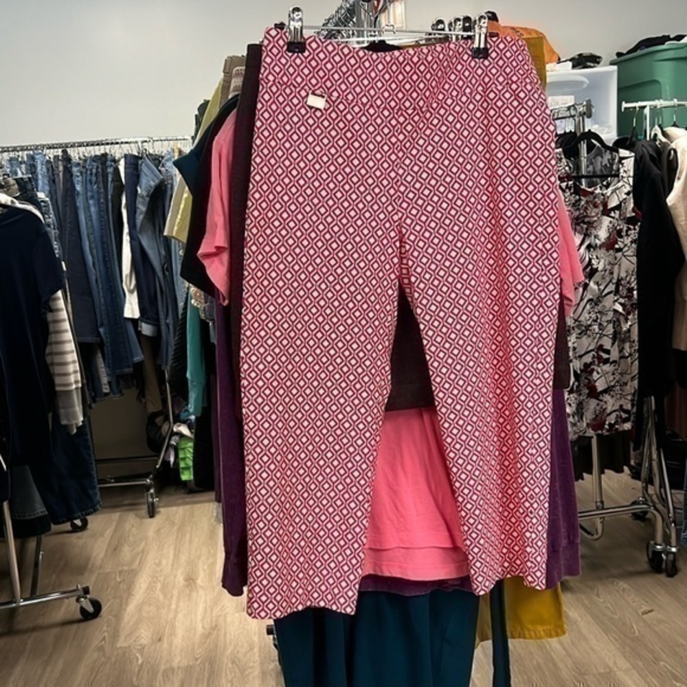Alex and Olivia size 6 geometric, pink and white pull up style capri pants